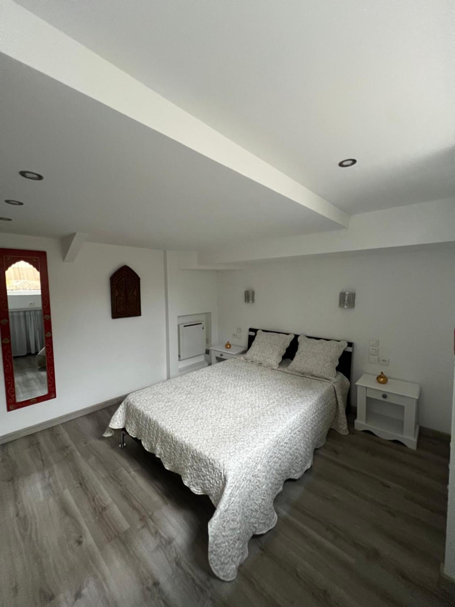 2 Pieces Rez-De-Jardin Dans Maison Avec Piscine Villeneuve-Loubet Kültér fotó